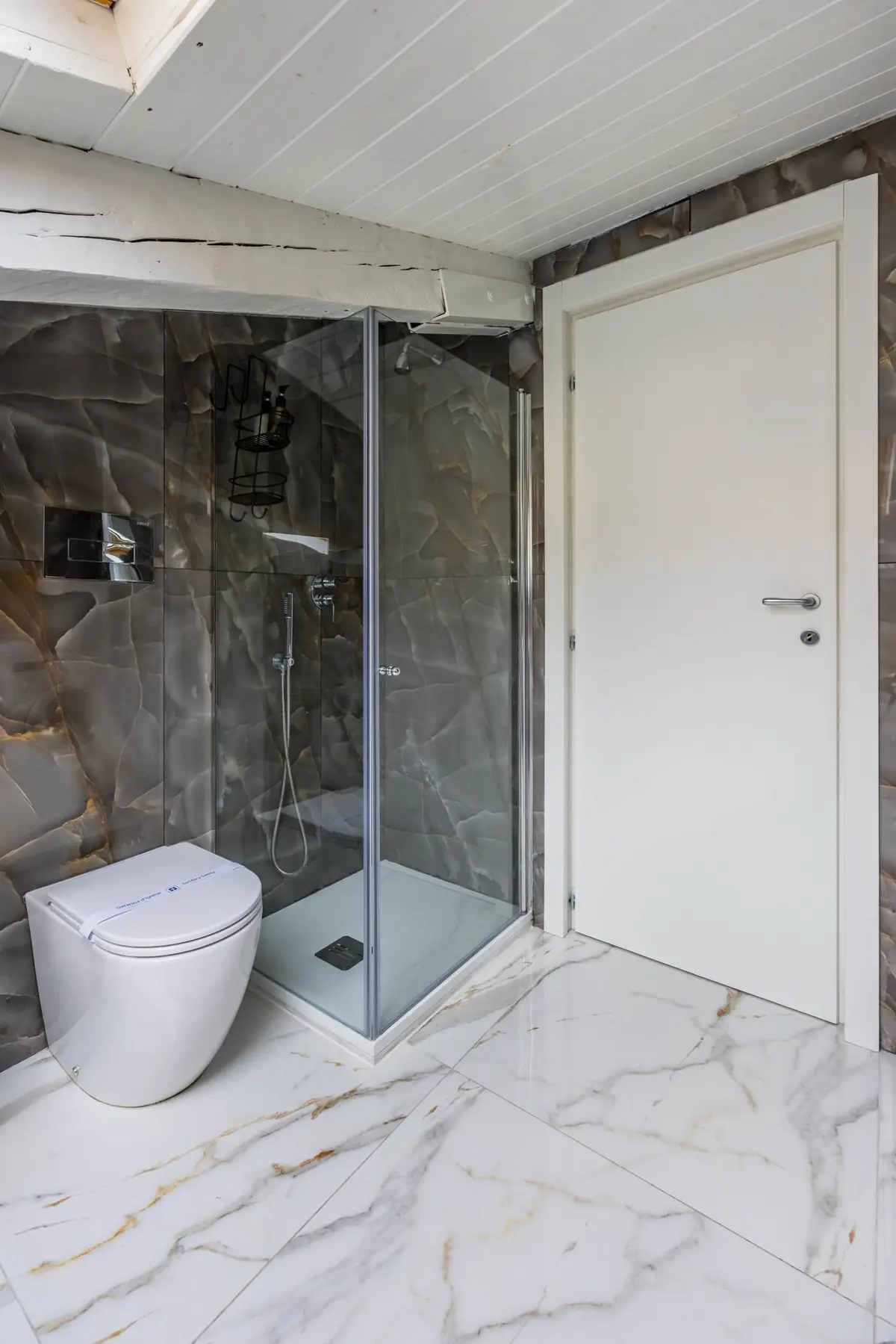 Doccia con box in vetro e sanitari sospesi